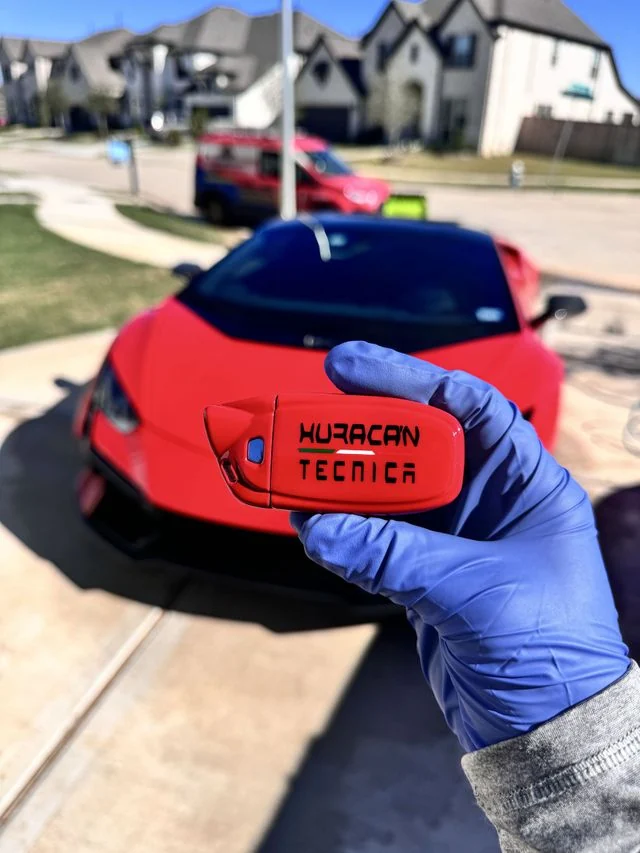 Huracan Tecnica key with red vehicle